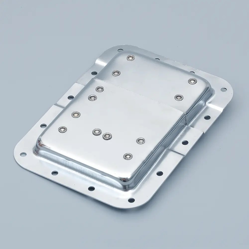 Recessed flight case latch